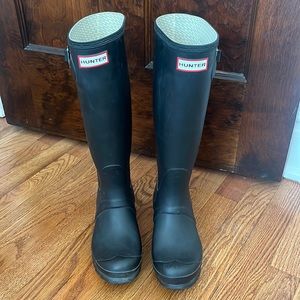 Black, like-new Hunter boots, Size 6